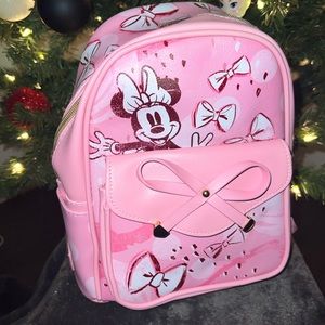 I’m selling this band new Disney Minnie Mouse backpack.